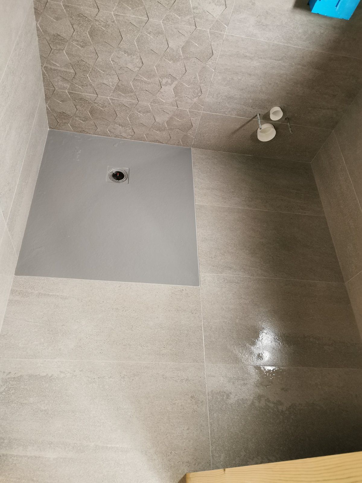 Grey porcelain walk-in shower room - main photo