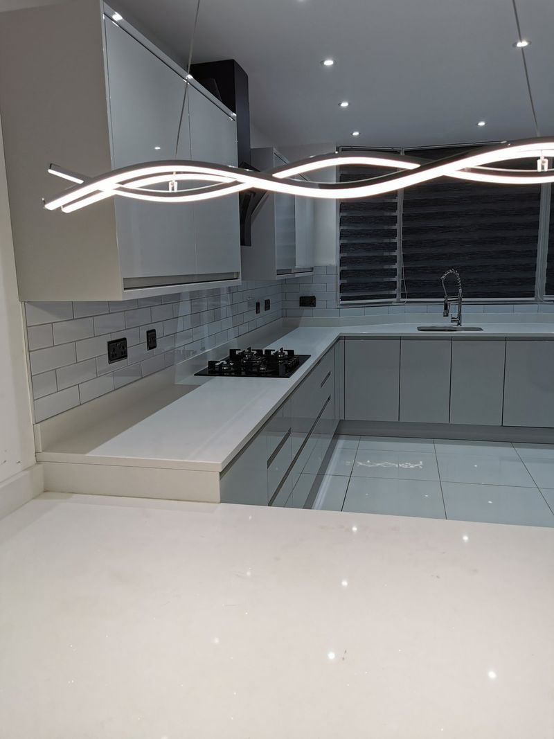 White gloss kitchen with island - finished 1