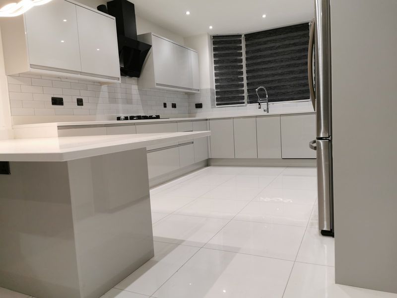 White gloss kitchen with island - finished 2